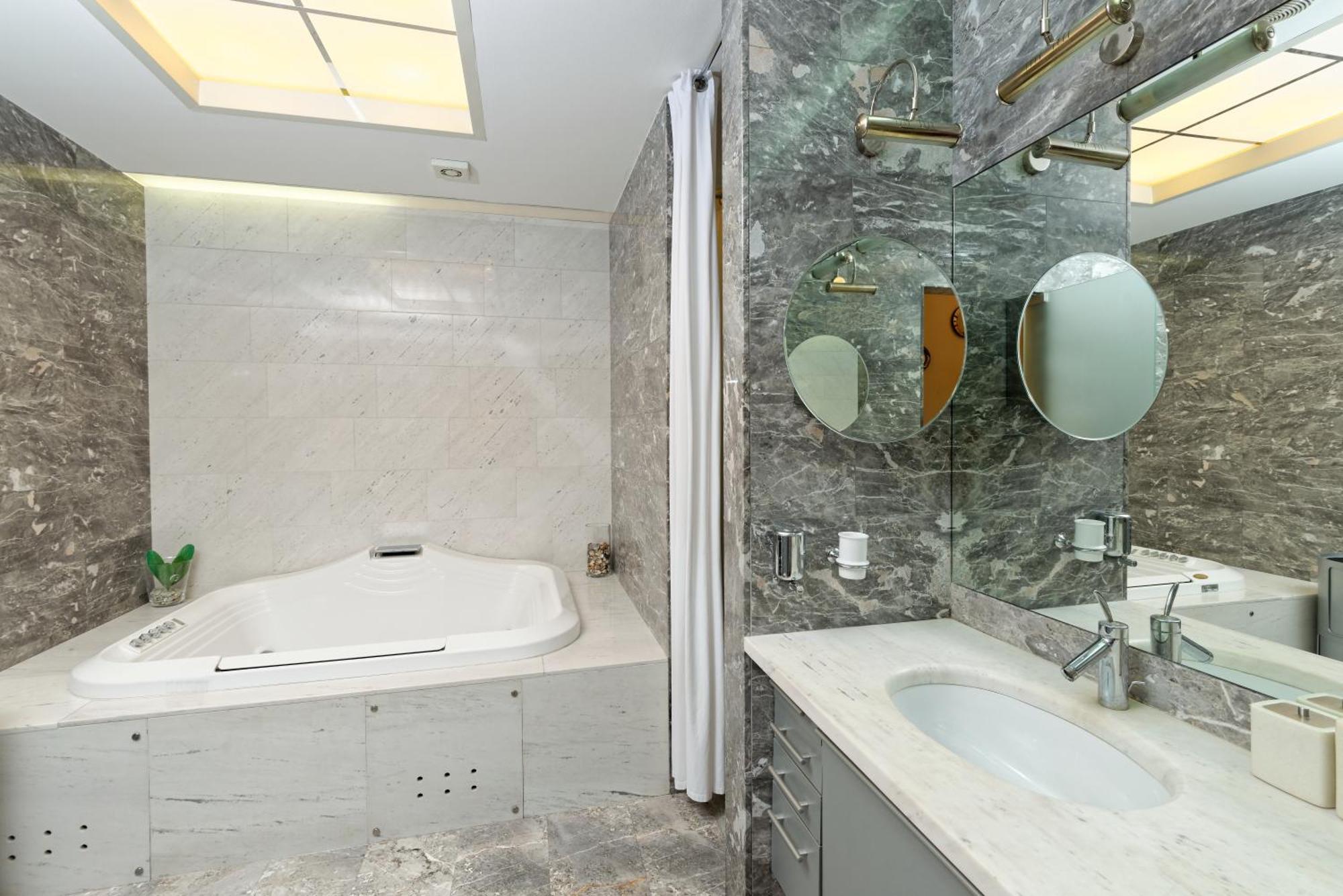 Neoclassical Luxury Apartment Lublaň Exteriér fotografie