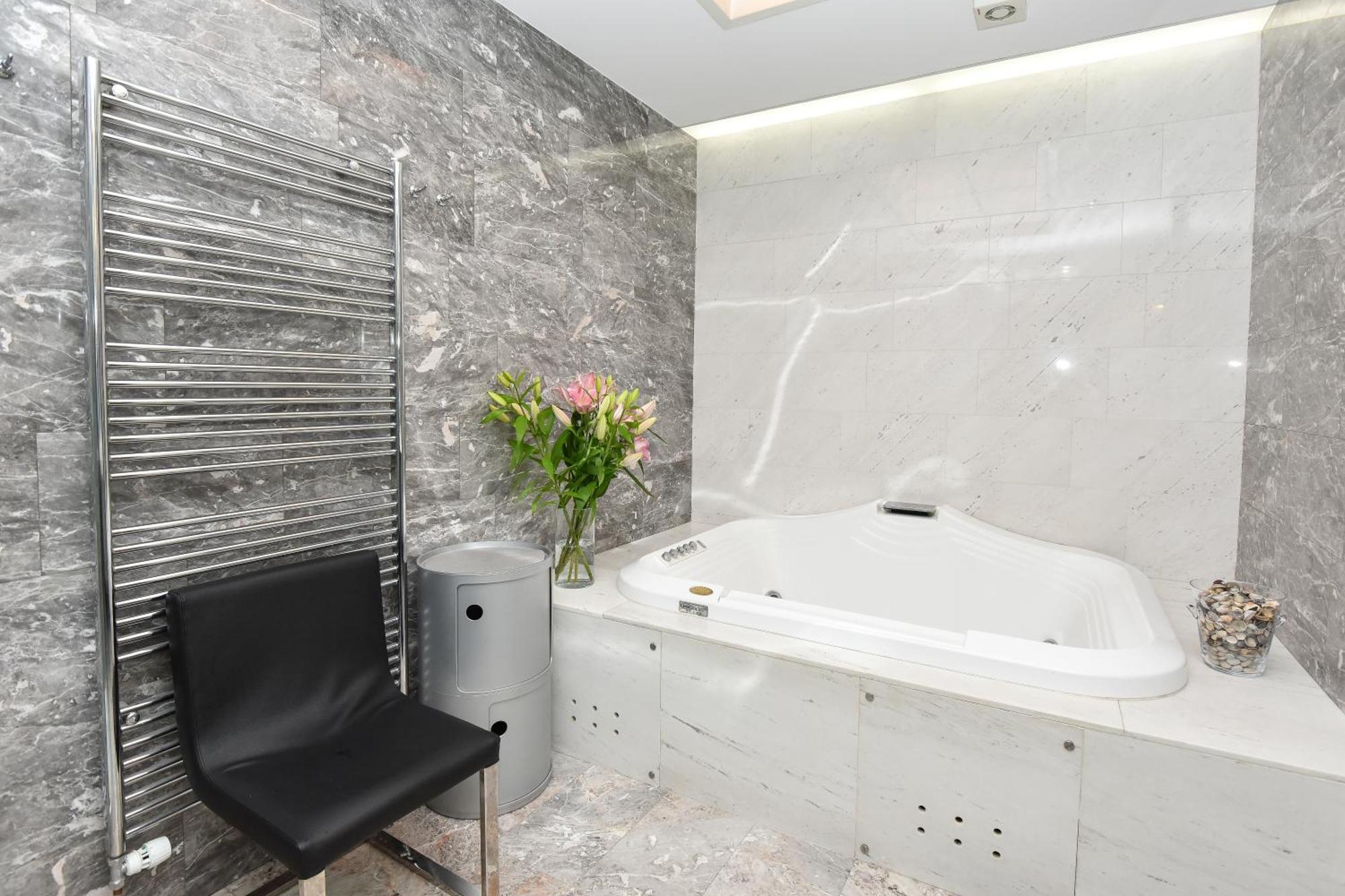 Neoclassical Luxury Apartment Lublaň Exteriér fotografie