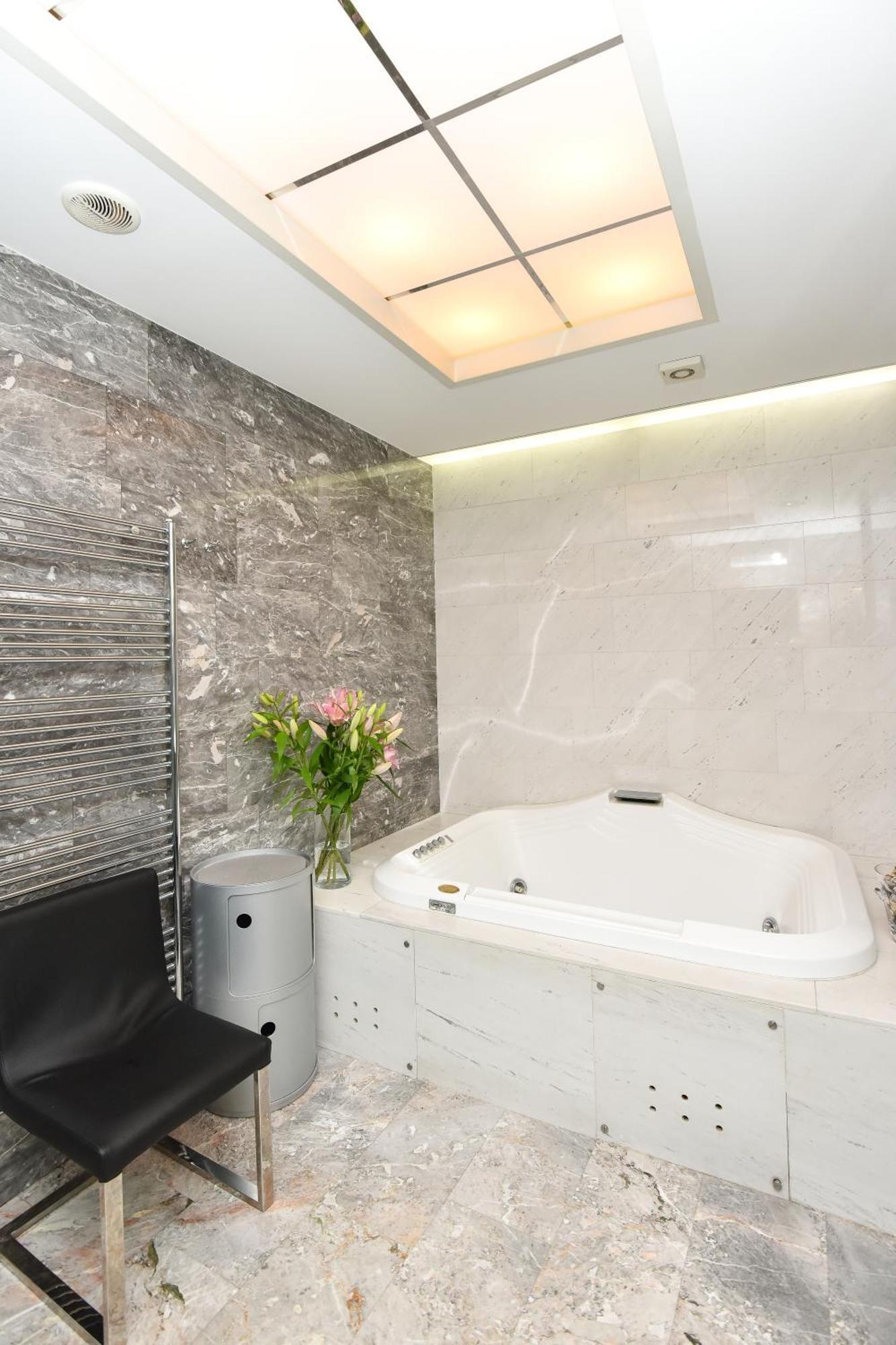 Neoclassical Luxury Apartment Lublaň Exteriér fotografie
